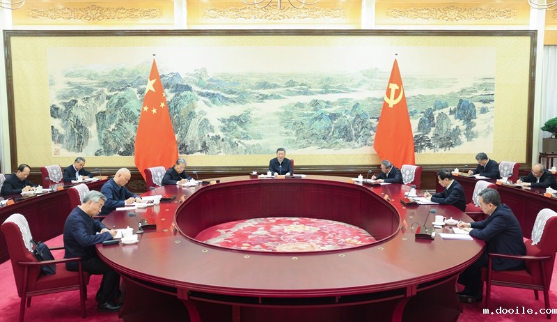 12月26日至27日，中共中央政治局召开民主生活会，中共中央总书记习近平主持会议并发表重要讲话。新华社记者 鞠鹏 摄