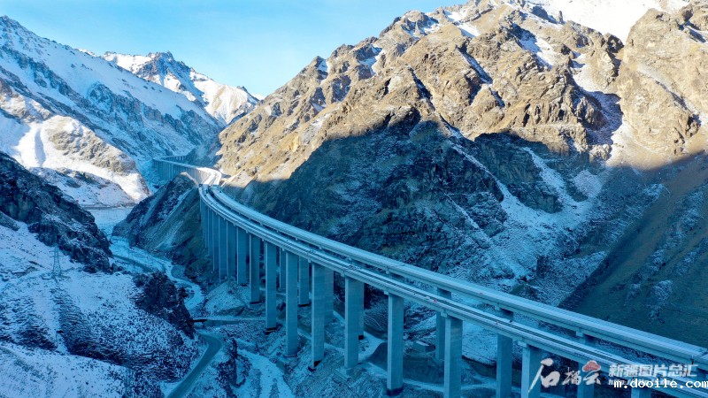 今年新疆计划投资800亿元建设公路交通基础设施